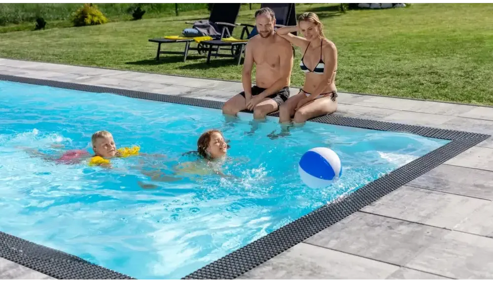 Blåvit strandboll i turkost vatten i Qbig Overflow poolpaket