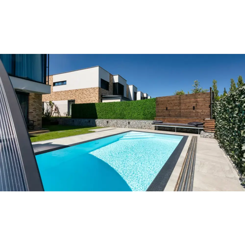 Rektangulär pool med klarblått vatten och svarta kakelkanter i ThermoPP Poolpaket QBig Overflow 3.5×8