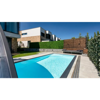 Rektangulär pool med klarblått vatten och svarta kakelkanter i ThermoPP Poolpaket QBig Overflow 3.5×8