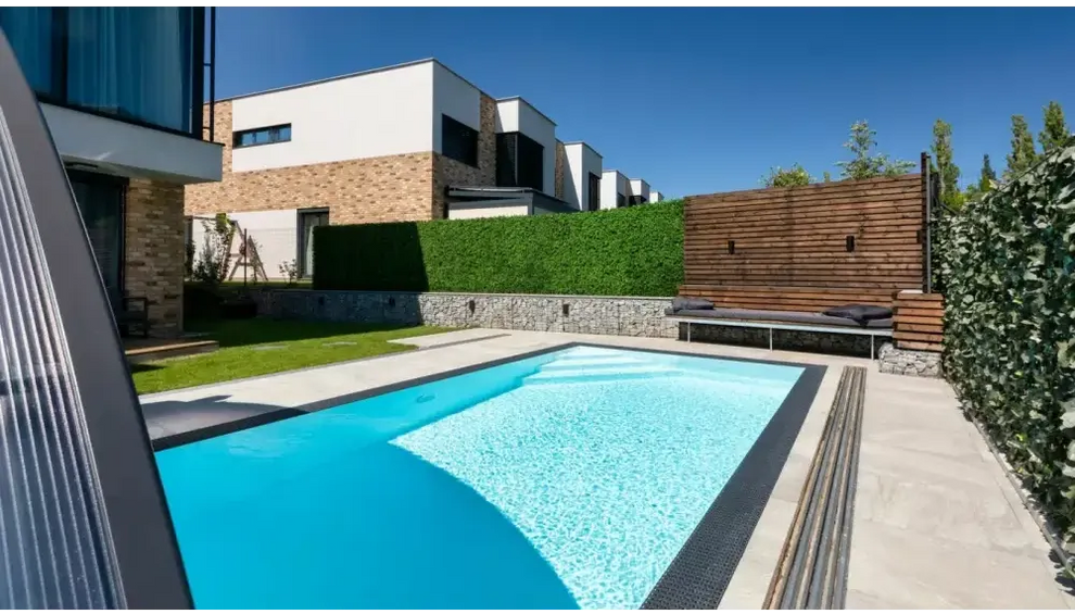 Rektangulär pool med turkost vatten och svart ram i Poolpaket Qbig Overflow