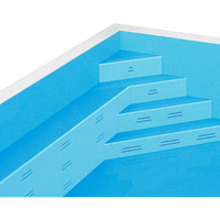 Blå pooltrapp med texturerade ljusblå steg och vit kaklad kant i ThermoPP Poolpaket Qbig Overflow 3×7