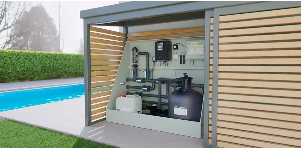 Svart cylindrisk poolfiltertank i Poolpaket Qbig Overflow med turkost vatten