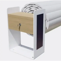 Vit Top One Ovanmark poolöverdrag med träbyrå, metallram och nyckelhålshållare i vitt trä