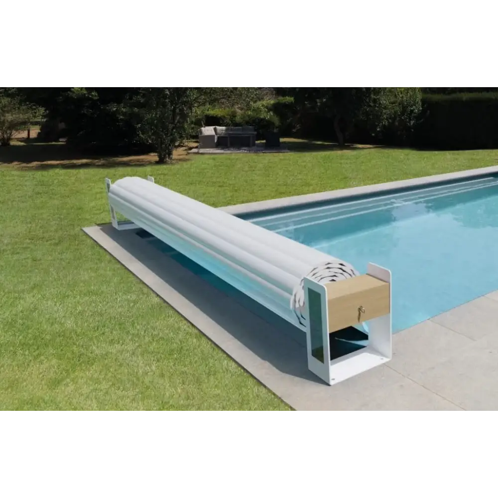 Vit Top One Ovanmark 5m bredd pooltäcke med träbyrå och metallram