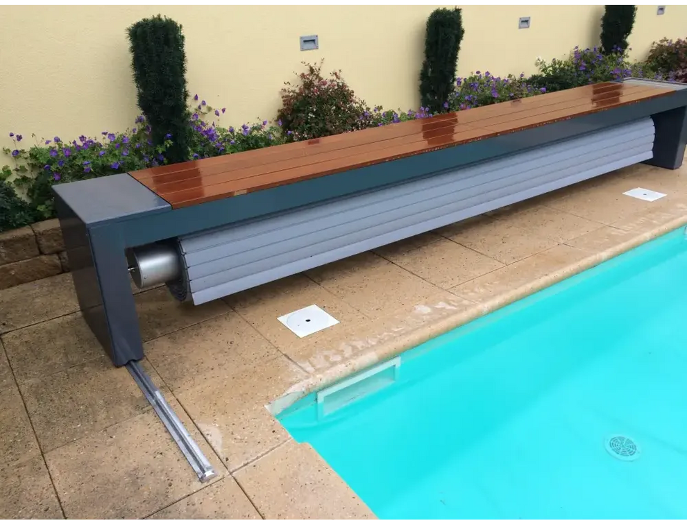 Modern poolside bänk med 60x14mm lameller från Topmoov Ovanmark