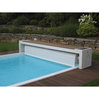 Vit pooltäck med trädeck och Topmoov ovanmark 5m bredd 60x14mm solpanel