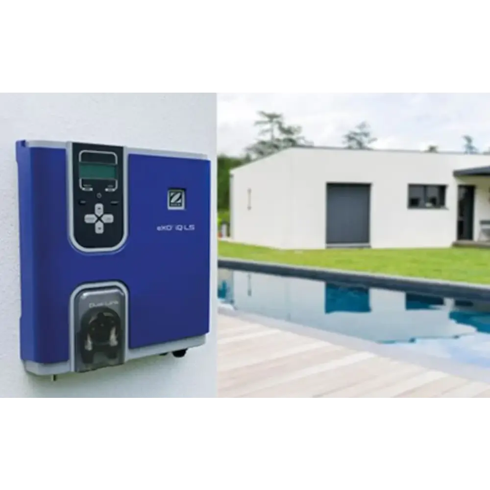 Zodiac EXO iQ Low låg salthalt saltklorinator med blå-grå väggmonterad design, digital display, kontrollknappar och transparent filterhus