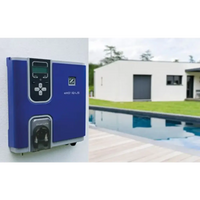 Zodiac EXO iQ Low låg salthalt saltklorinator med blå-grå väggmonterad design, digital display, kontrollknappar och transparent filterhus