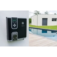 Zodiac EXO iQ saltklorinator med svart och silver EV-laddstation