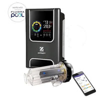 Zodiac eXpert svart Z-Wave poolrenare med display och filter bredvid smartphone