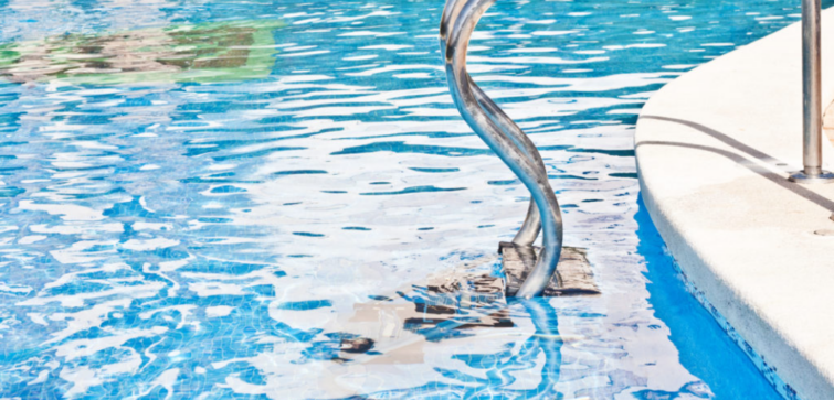 Behöver pooltrappor ett räcke