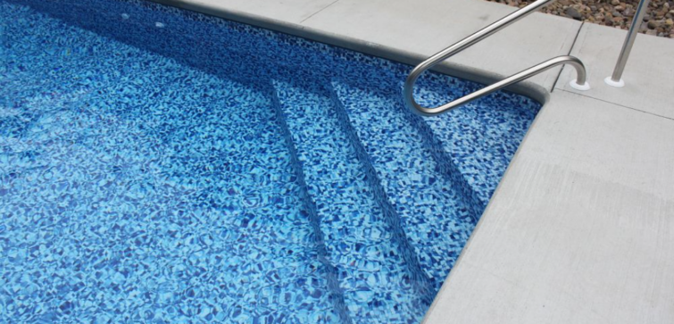 Finns det räcken för pooltrappan