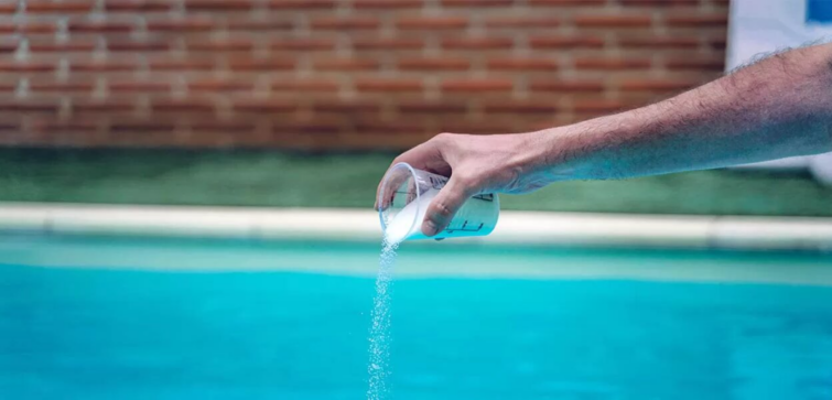 Hur sänker man klorhalten i poolen