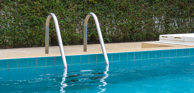 Vilket material för poolstege är bäst