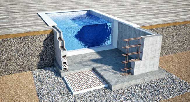 Utskärningsdiagram av en pool i marken som visar konstruktionsskikt och vattensektion.
